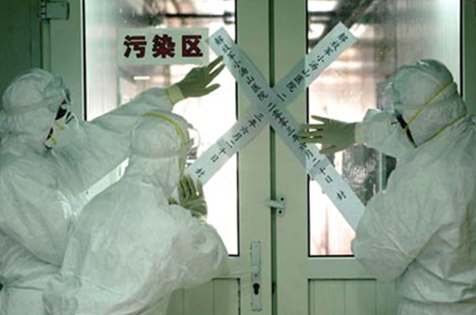 2003年6月20日,北京小汤山医院的医务人员为彻底消毒后的病房贴封条.